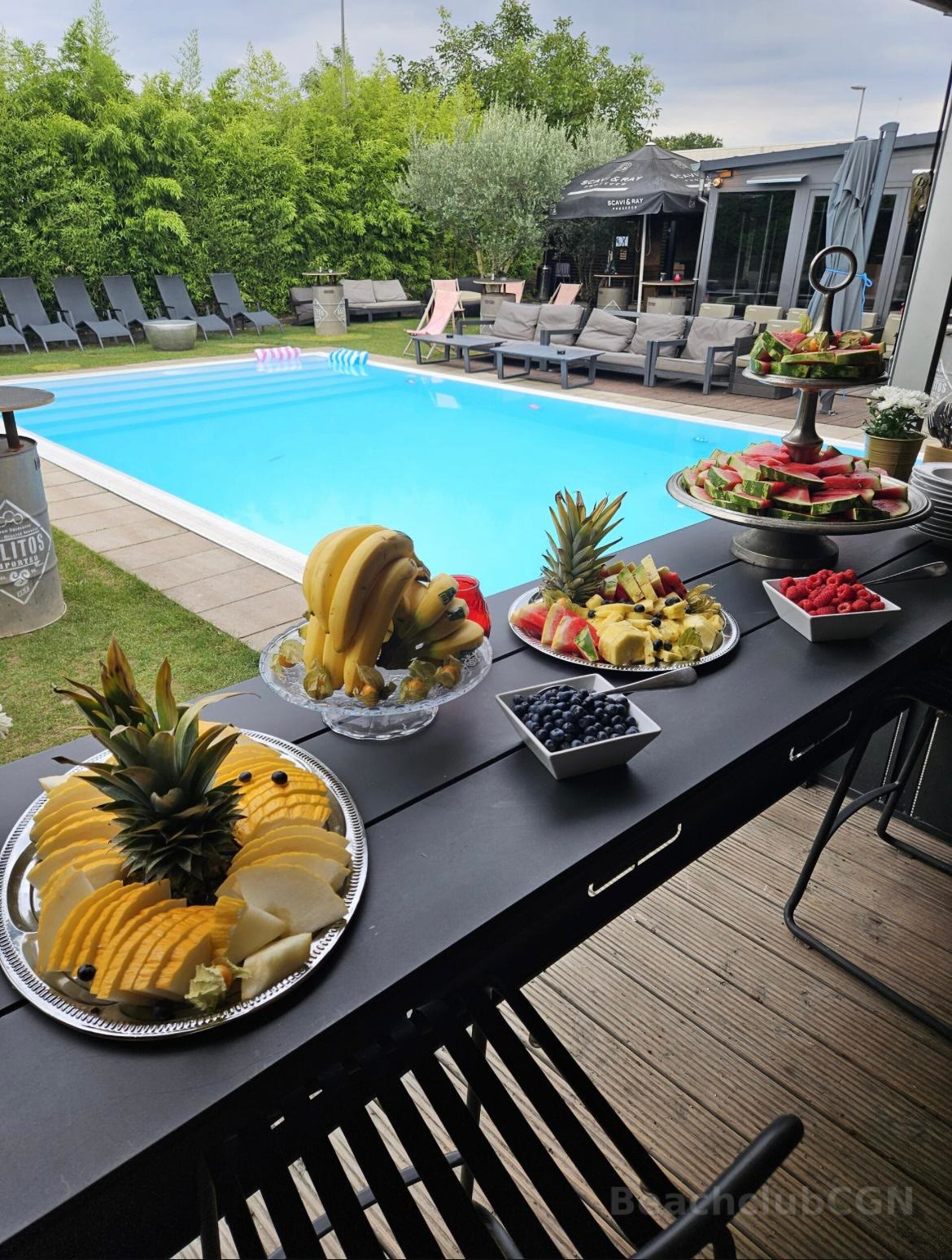 Früchte & Drinks am Pool