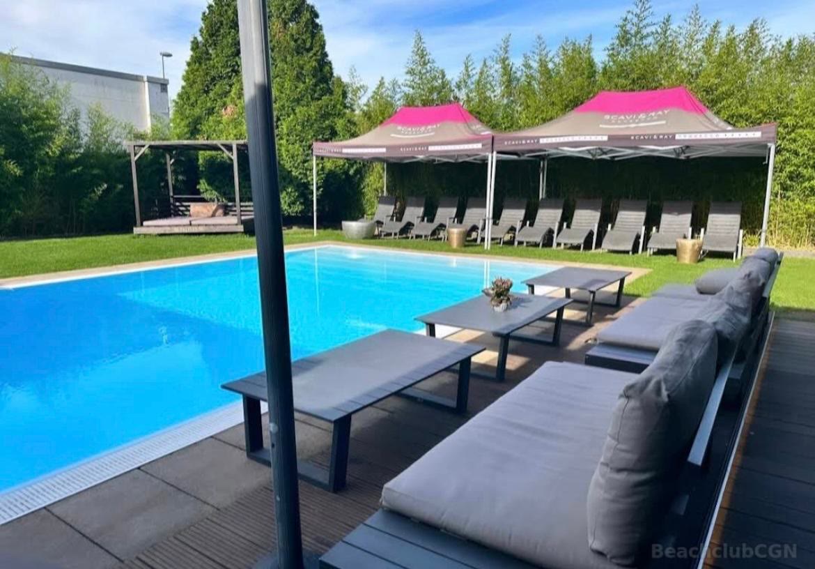 Pool mit Cabanas, Beachclub Cologne